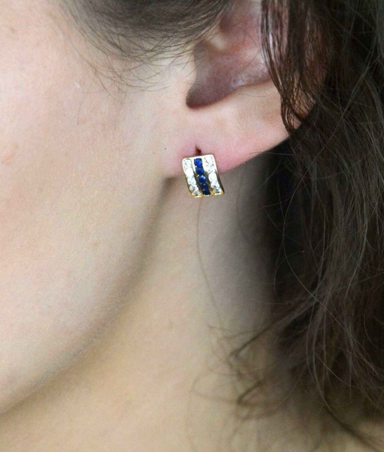 Kolczyki złote prostokątne z białą i granatową cyrkonią pr  585, KL 491E 585  Te eleganckie kolczyki złote w prostokątnym kształcie łączą subtelną klasykę z wyjątkowym blaskiem.1.jpg